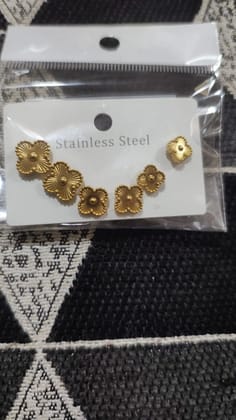 Earring.