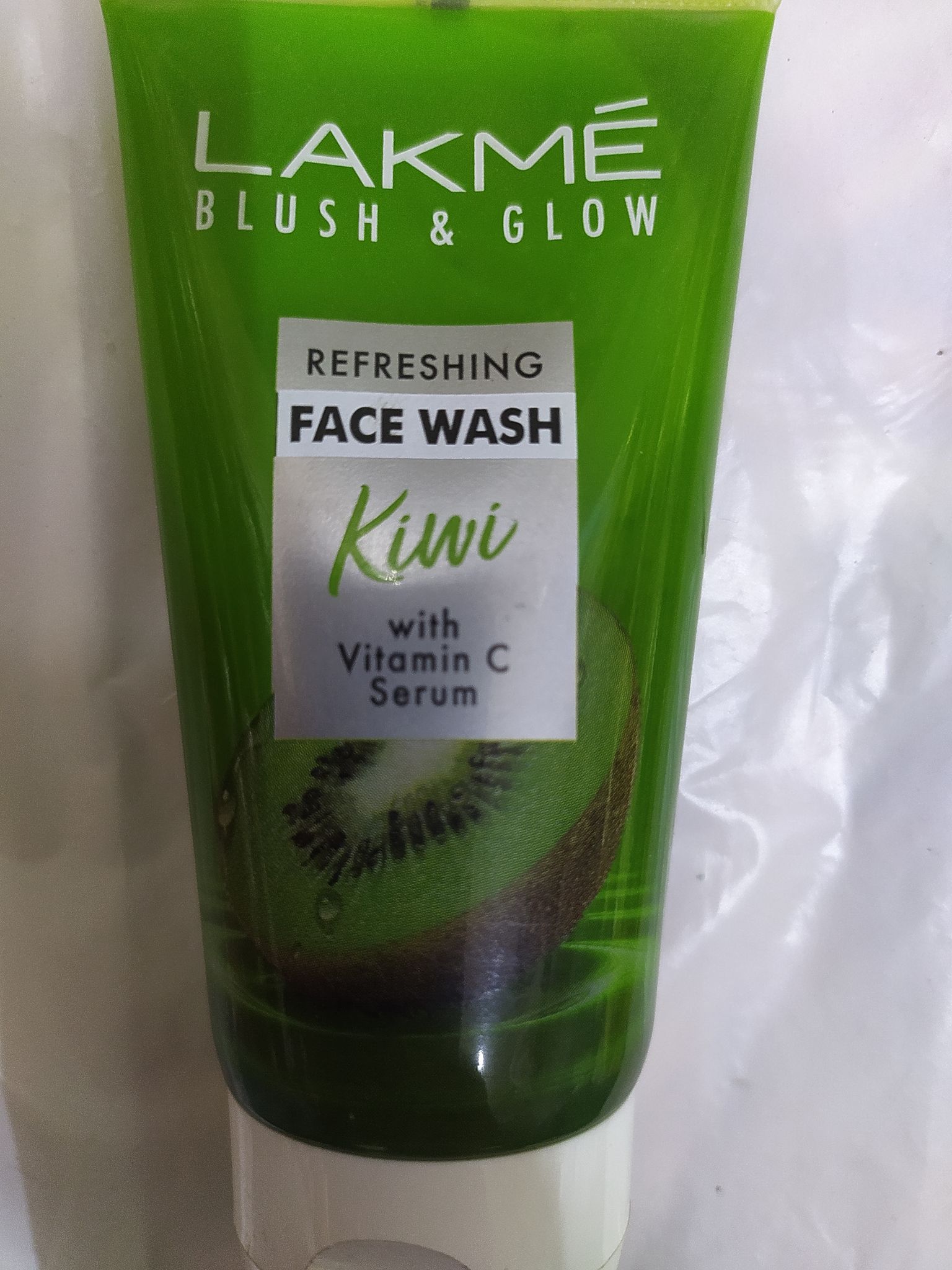 Lakme Blush & glow Refreshing Face wash kiwi  Puni With Vitamin c Serum 