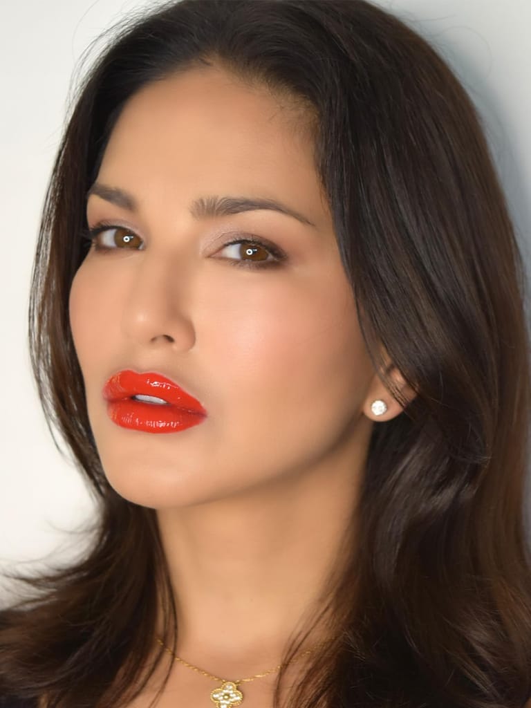 STARSTRUCK BY SUNNY LEONE Liquid Lip Gloss | Highly Pigmented, Clear Shine & Non-Sticky Formula
