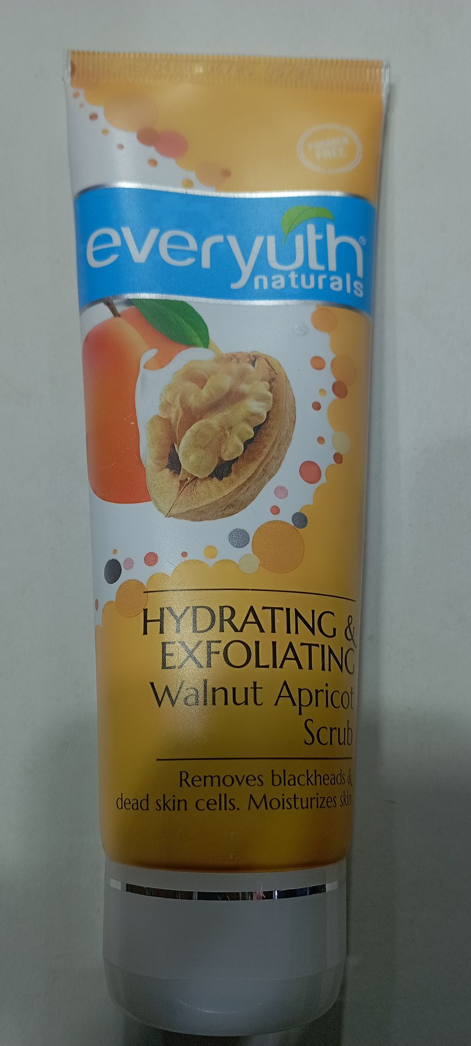 Everyuth naturals hydrating & exfoliating walnut apricot scrub 100g