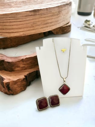 Elegant Monalisa Stone Necklace | Sarichka-Black