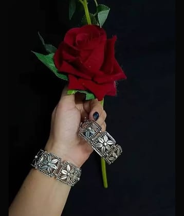 Samridhi DC Silver Bangle ( Pack of 1 )