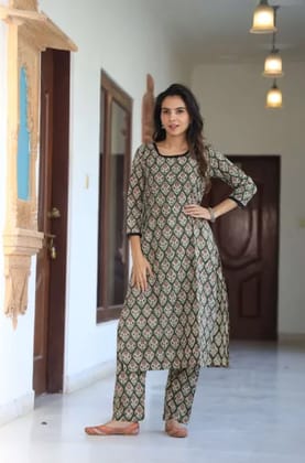 Green Cotton Premium And Elegant Kurti With Pant For Women