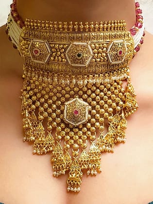 Hexagonal tukdies with self design and pirohi rajputi choker(with maangtika)