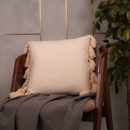 Crème tasseled cushion - Filled
