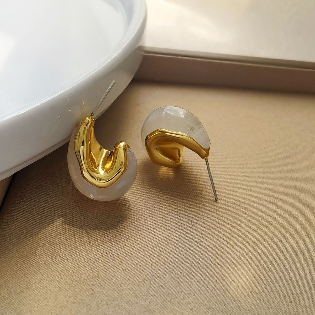 Tear Drop Paisley White 18K Gold Anti Tarnish Stud Hoop Earring For Women-White