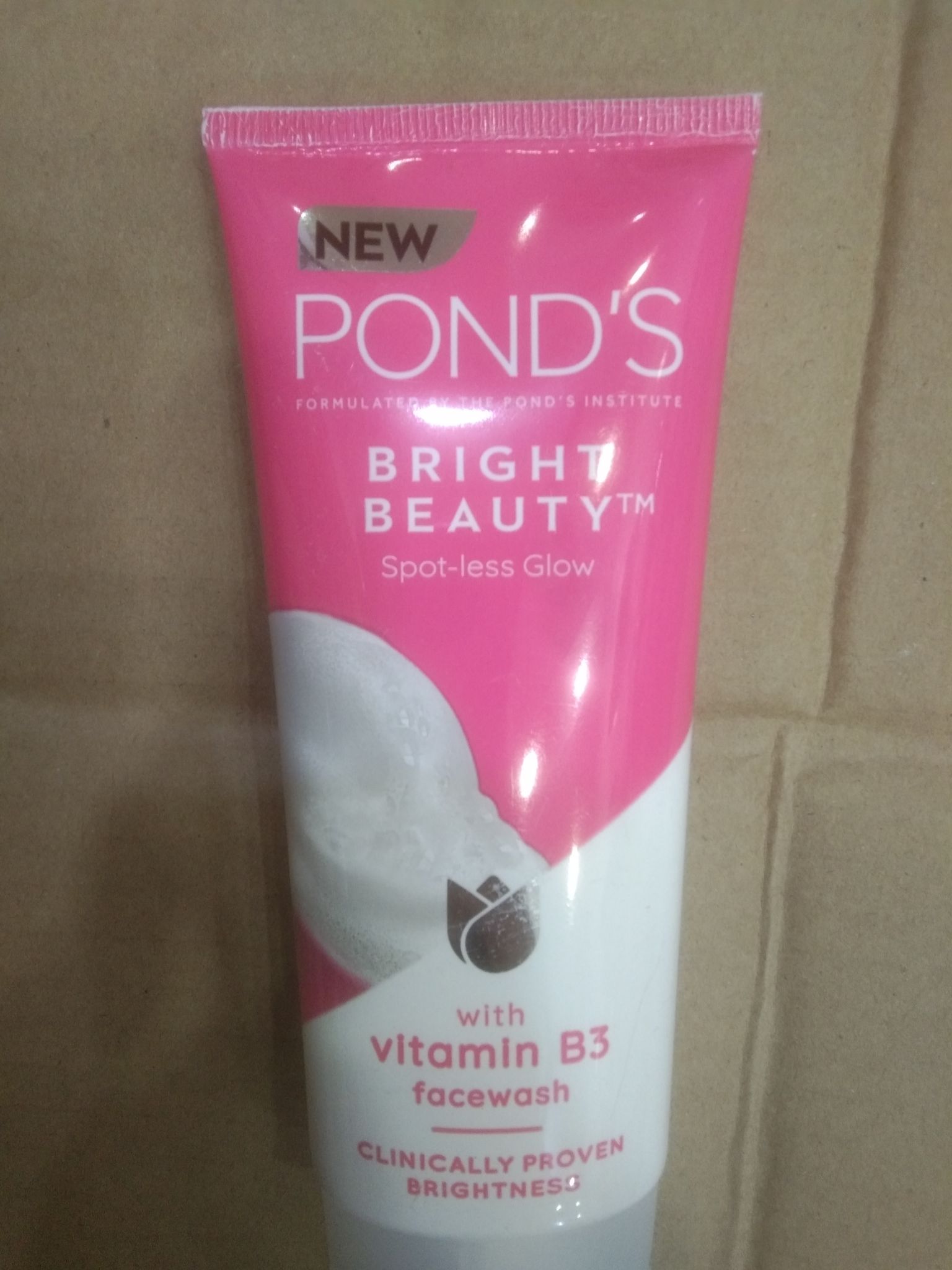 Pond's Bright! Beauty™m Spot-less glow With Vitamin b3 Facewash Clinically proven Brightness 