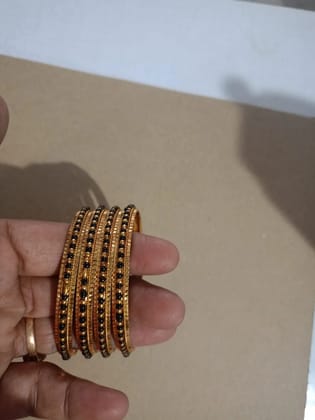 Sparkling Bangles Enhance Your Wrist with Elegance