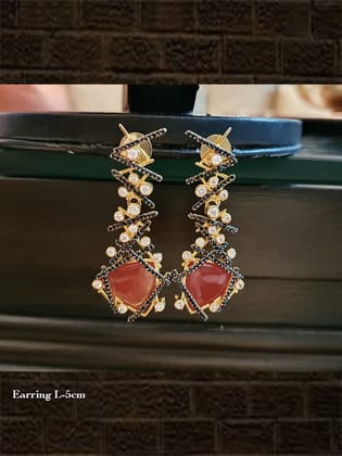 Rust stone in nest type design with black AD stones