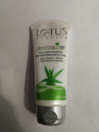 Lotus Herbals Whiteglow 3 in 1 deep cleansing Skin whitening facial foam 