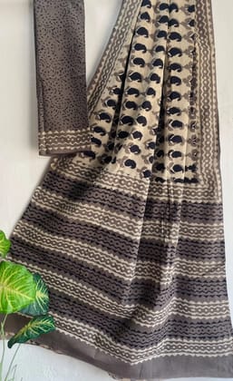 Hand block printed cotton mul saree with blouse.....Size 6.5 with blouseNatural dye n colourPure cotton (92*80)Pure hand ( without skrin chemical)