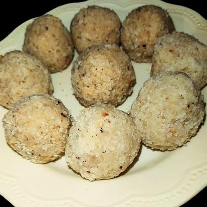 BANGLARMISTI Chinir Narkel Naru - Traditional Bengali Sweets, Homemade white Coconut Laddoo, Nariyal Laddu, 25 Pieces Pack