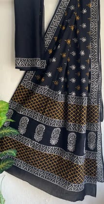 Hand block printed cotton mul saree with blouse.....Size 6.5 with blouseNatural dye n colourPure cotton (92*80)Pure hand ( without skrin chemical),