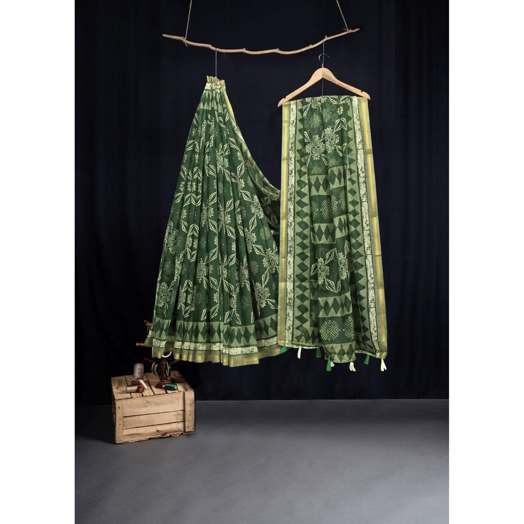 TheHangr Women's Green Jaipuri Cotton Saree With Blouse Piece