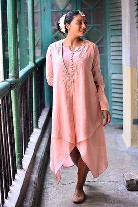 Peach Elegance: A Fusion of Modern Style and Timeless Tradition for Curvy Women