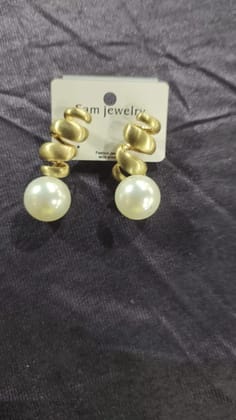 Earring with pearl