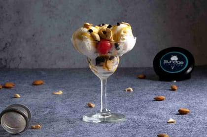 Crunchy cashew sundae