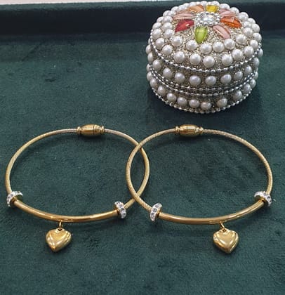 Anti Tarnish Magnatic Bracelets.a