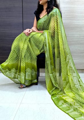 Bandhani print with Zari woven