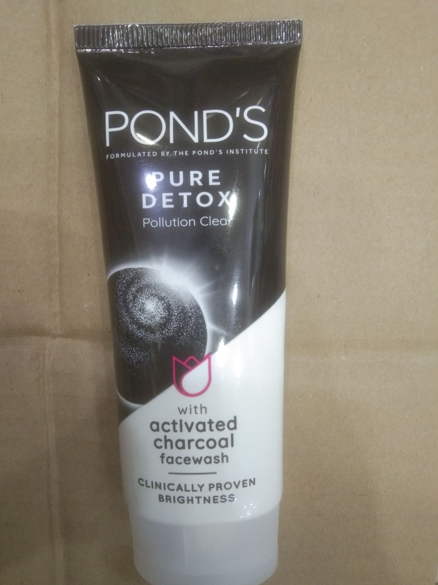 Pond's Pure Detox Pollution clear With Activated Charcoal Facewash Clinically provien Brightness 
