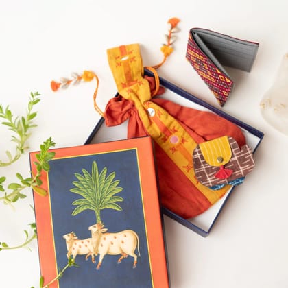 Rakhi gift box for her!