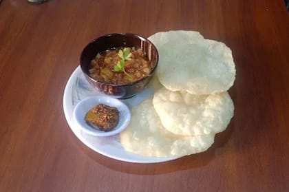 Luchi (4 Pcs) With Chicken Kosha (4 Pcs) + Cool Drink 250ml
