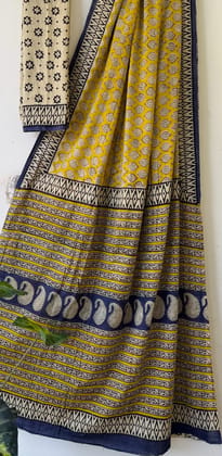 Hand block printed cotton mul saree with blouse.....Size 6.5 with blouseNatural dye n colourPure cotton (92*80)Pure hand ( without skrin chemical),