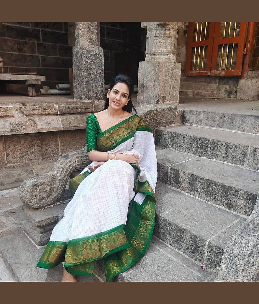 Apnisha Cotton Silk Embellished Saree With Unstitched Blouse Piece ( Green )