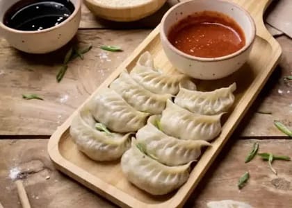Chicken Steamed Maida Momos [8 Pieces]
