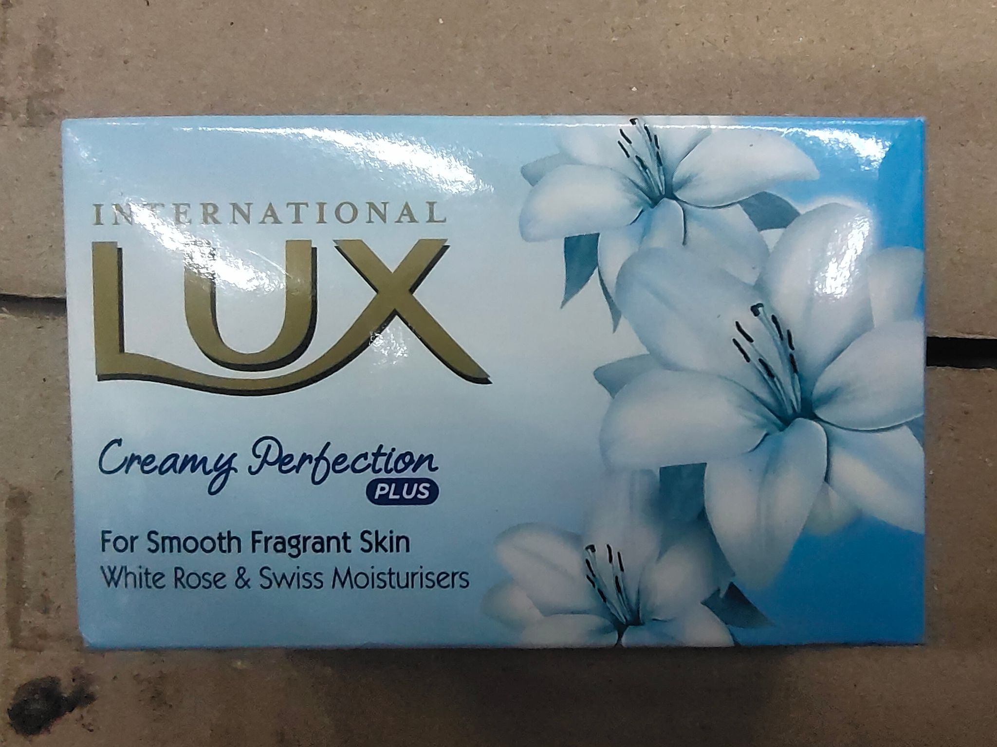 Lux Bathing Soap International Creamy Perfection