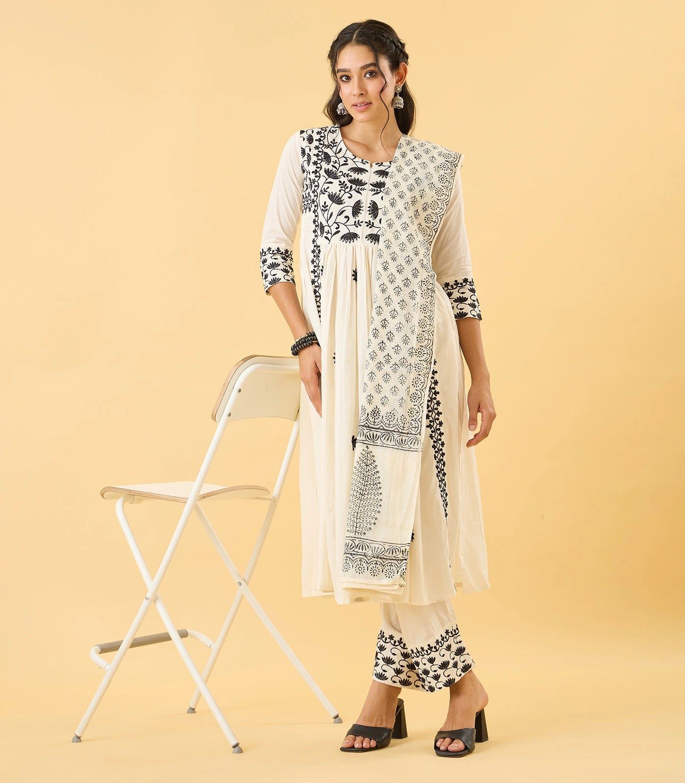 Cream And Black Floral Embroidered Kurta Set-M / Cream