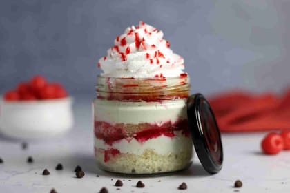 Strawberry jar cake