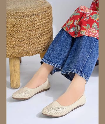 Shoetopia Cream Women's Casual Ballerinas