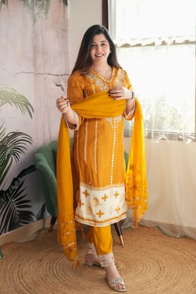 Sehri Thread Embroidered Suit Set-L