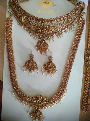 Exquisite Jewellery Set Elegance and Glamour