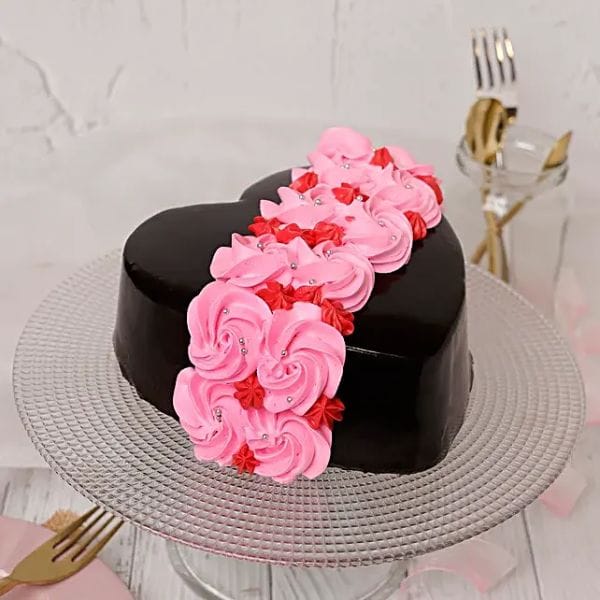 Roses On Heart Designer Cake 1 Kg