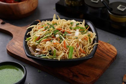 Veg hakka saka noodles