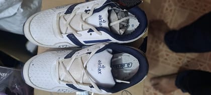 Sports shoes