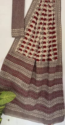 Hand block printed cotton mul saree with blouse.....Size 6.5 with blouseNatural dye n colourPure cotton (92*80)Pure hand ( without skrin chemical),,