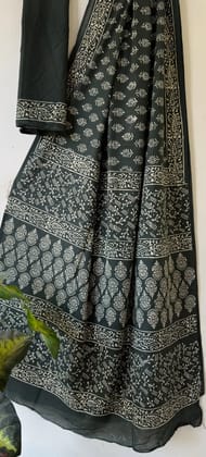 Hand block printed cotton mul saree with blouse.....Size 6.5 with blouseNatural dye n colourPure cotton (92*80)Pure hand ( without skrin chemical)