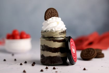 Chocolate oreo jar cake