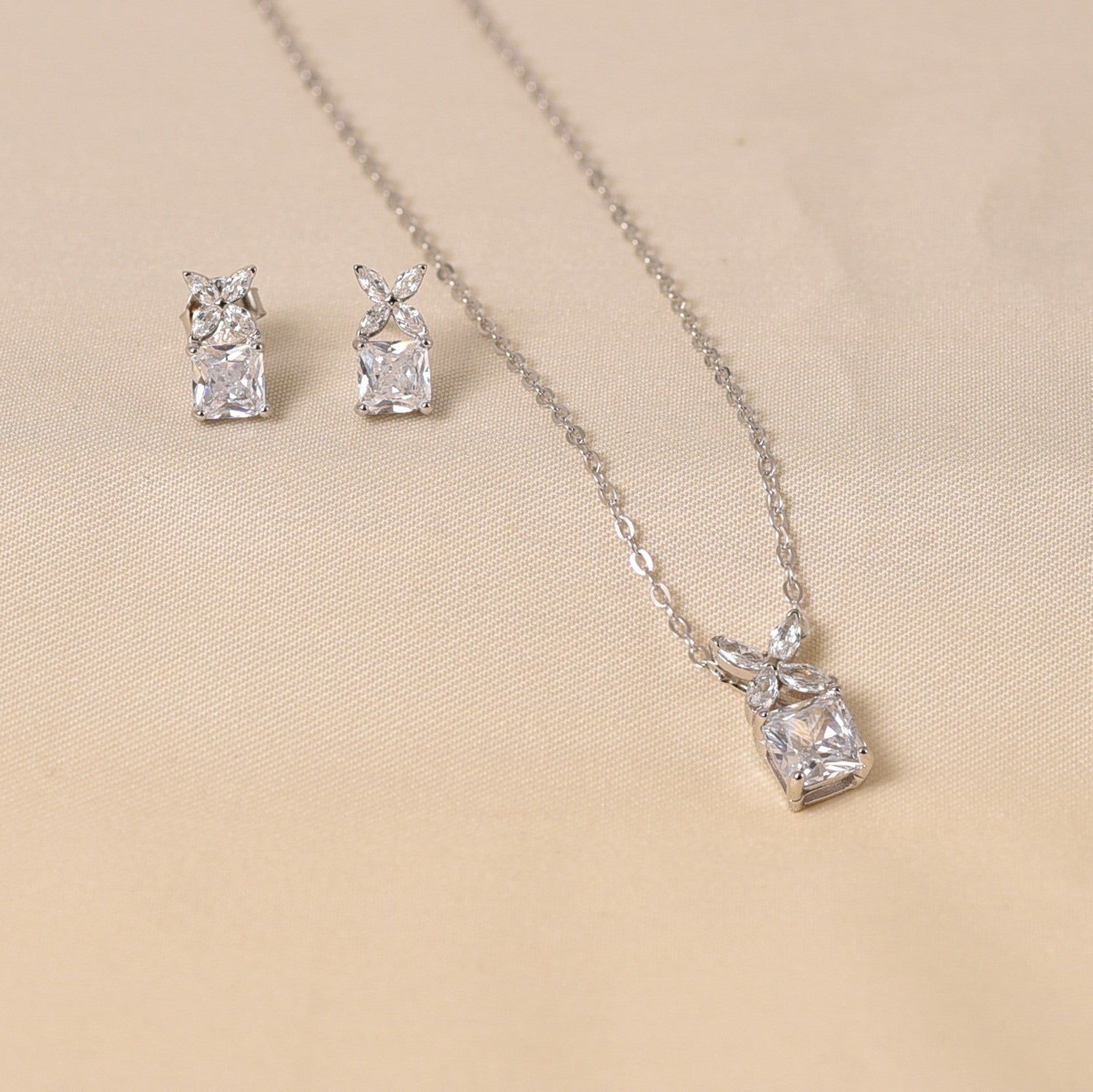 Nicole Pendant Set With Chain