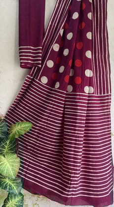 Hand block printed cotton mul saree with blouse.....Size 6.5 with blouseNatural dye n colourPure cotton (92*80)Pure hand ( without skrin chemical),,