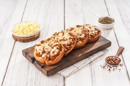 Chicken Kheema Garlic Bread