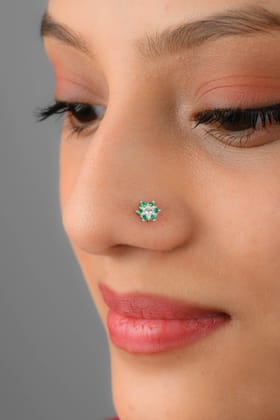 Emerald Shimmering Star Silver Nose Pin
