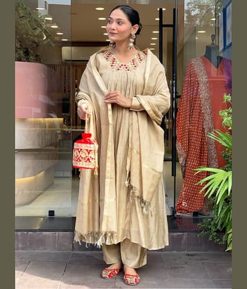Niza Fashion Women Chanderi Silk Embroidered Straight Kurti With Pants ( Cream )