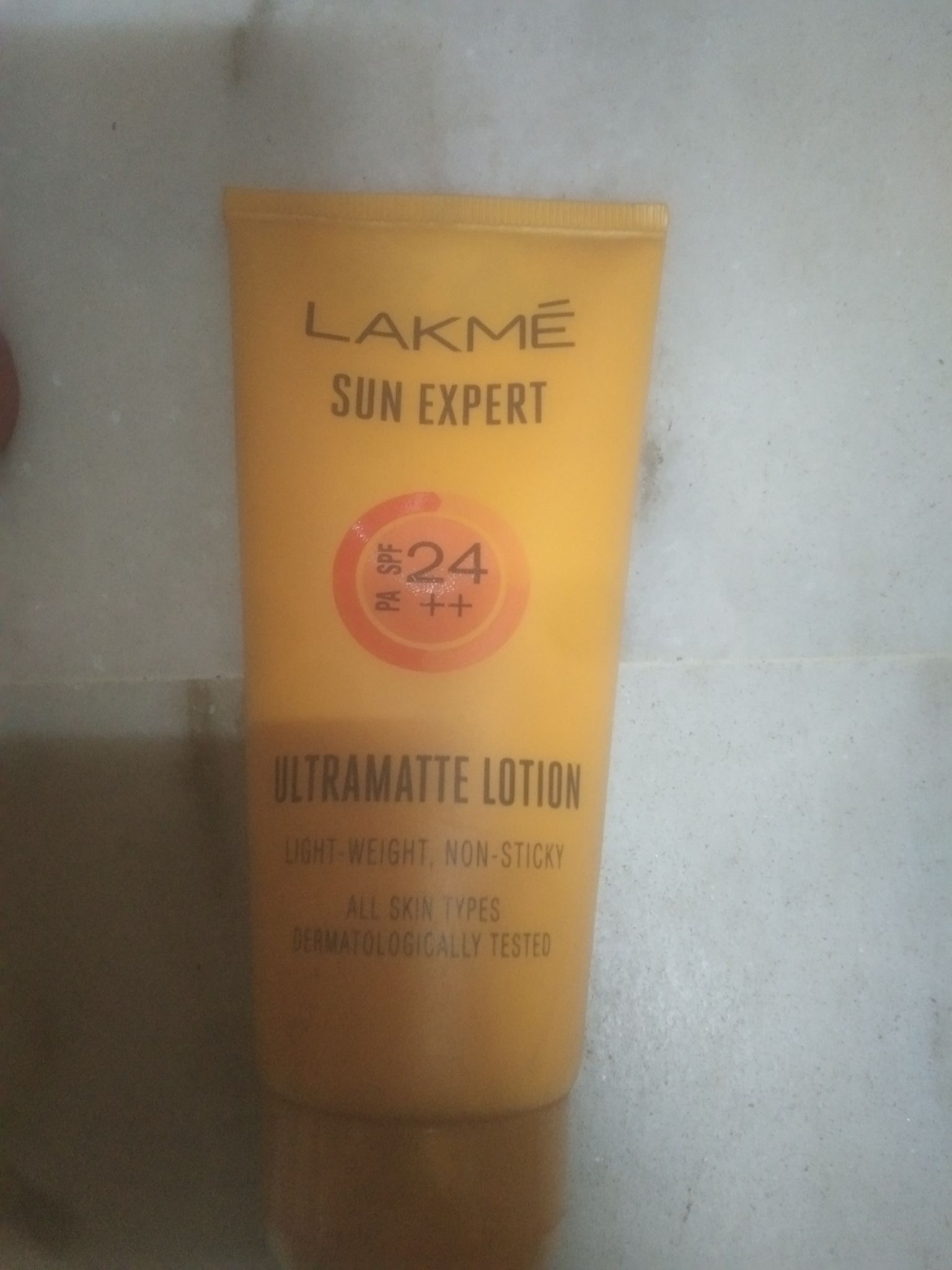 Lakme Sun expert 24 #++ Ultramatte lotion Light weight on-sticky 