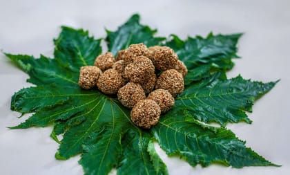 CRUNCHIZZ Authentic Kerala Style Jaggery Coated Banana Chips & Sesame Chikki White Combo I Traditional South Indian Recipe I No Artificial Additives I Perfect Munchy Bites I Pack of Two I 250 Grams Each I Total 500 Grams