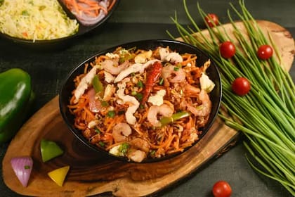 Chicken Schezwan Noodles Hakka