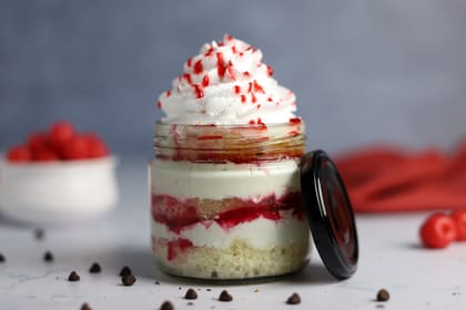 Strawberry jar cake